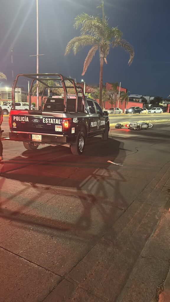Motociclista pierde la vida al derrapar y estrellarse contra una palmera