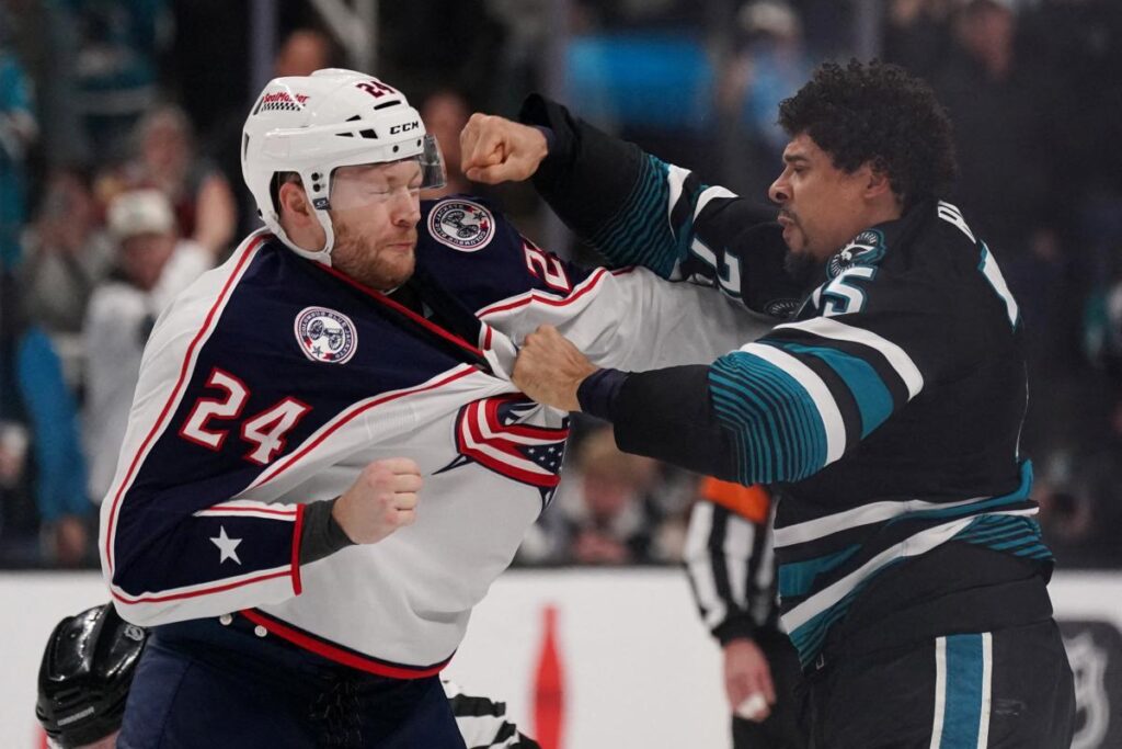 Impactante Pelea en la NHL: Olivier derriba a Reaves