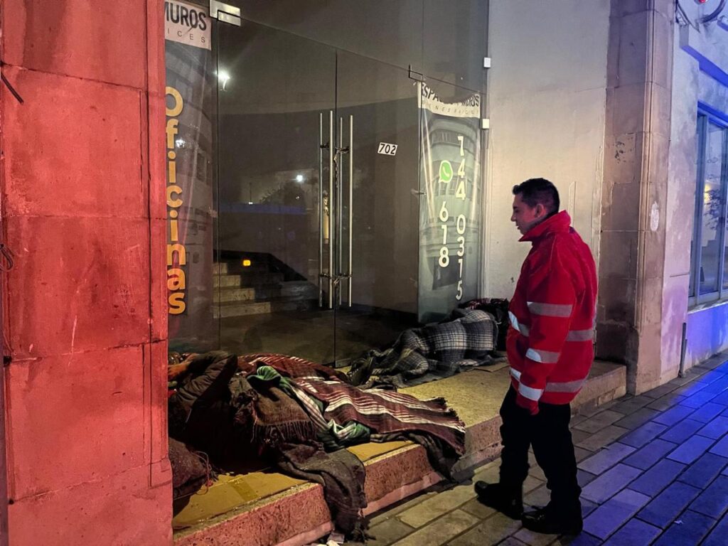 Autoridades municipales reparten cobijas a personas en situación de calle