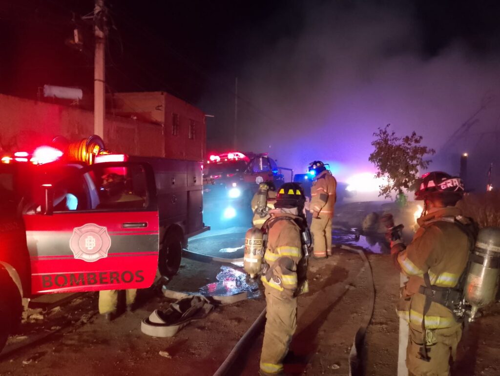 Voraz incendio arrasa con cuatro viviendas de materiales frágiles