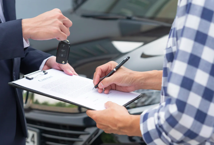 Lo que debes revisar antes de firmar un crédito automotriz