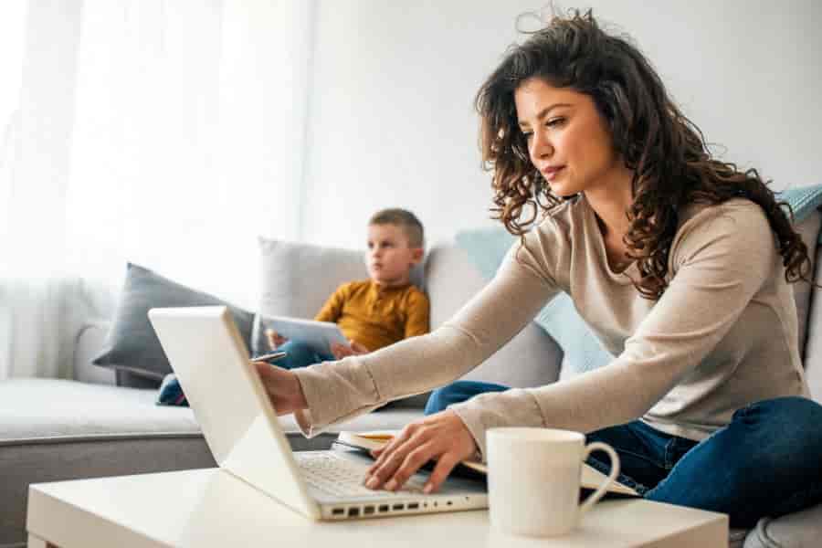 Diputados proponen 3 días de home office a la semana para madres trabajadoras