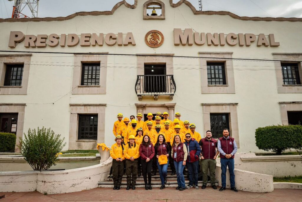 Entregan equipo a brigadistas forestales
