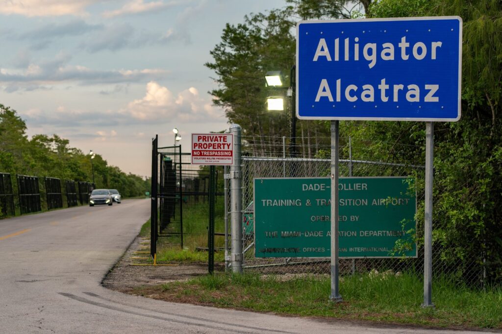 Denuncian represalias contra migrantes que piden abogados en Alcatraz de los caimanes