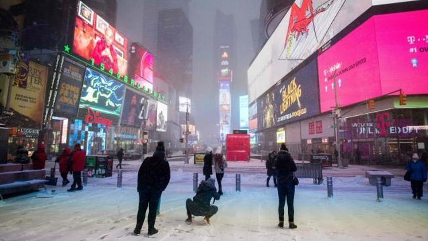 Nueva York bajo cero y Times Square pintado de blanco por la tormenta invernal más mortal