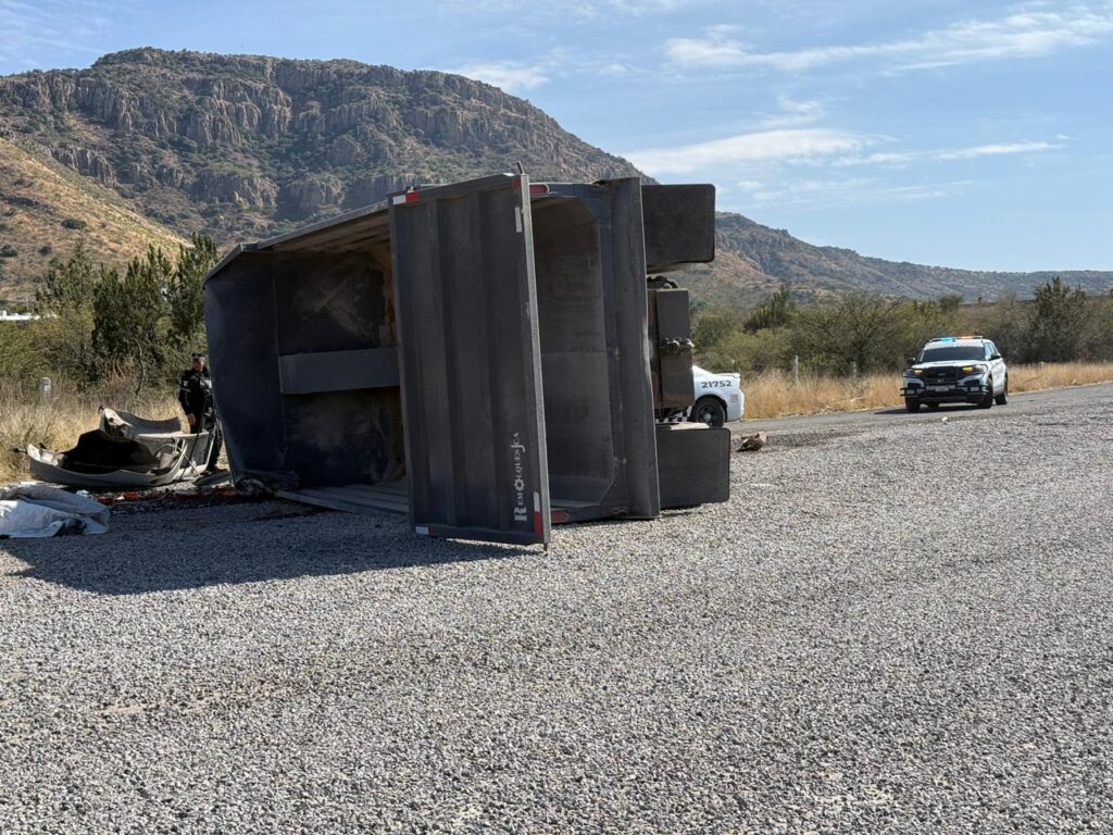 Se le tronó una llanta al camión que conducía, se volcó y quedo herido