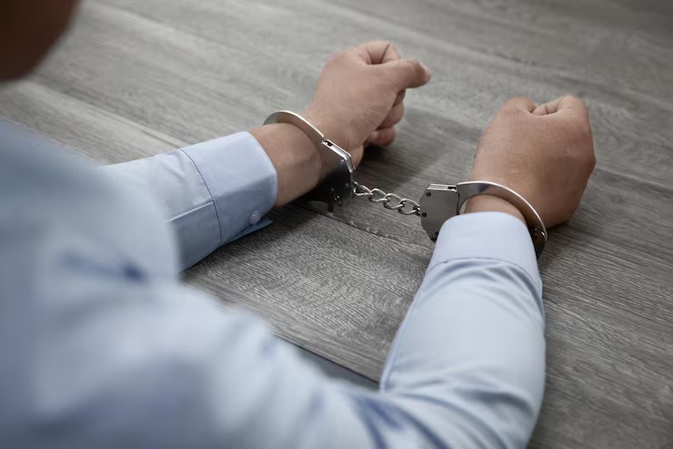 La fiscalía lo detiene por manosear a mujer y el juez lo sentencia