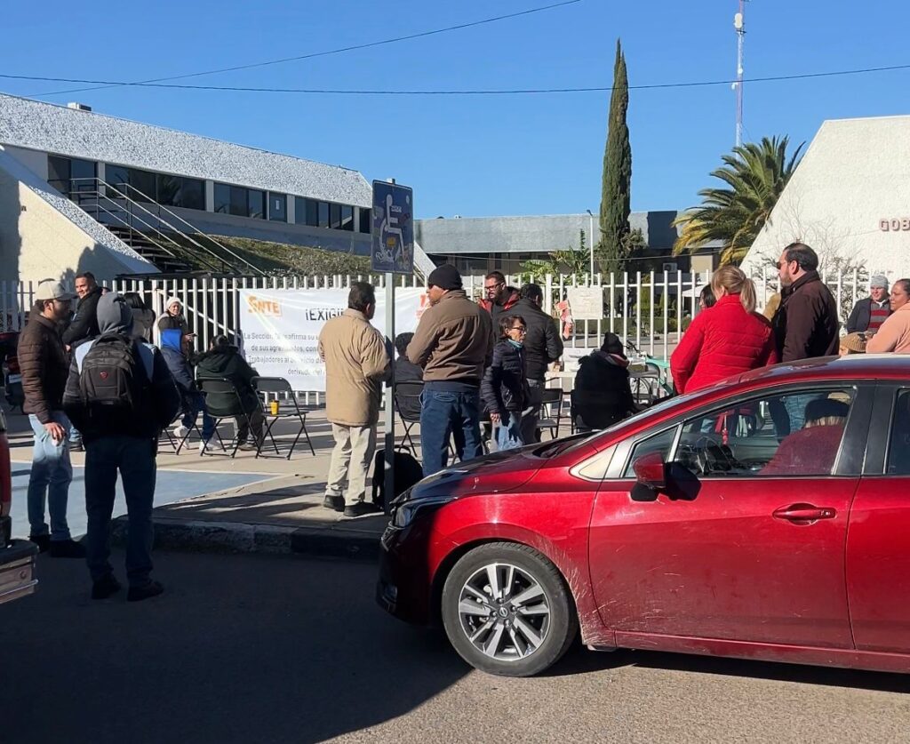 SNTE Sección 12 se manifiesta en la SEED: exigen respeto a sus licencias sindicales.