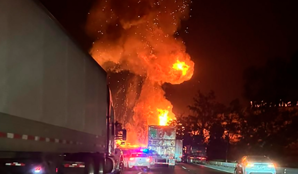 Explosión de pipa de gas LP causa caos en la autopista México-Querétaro
