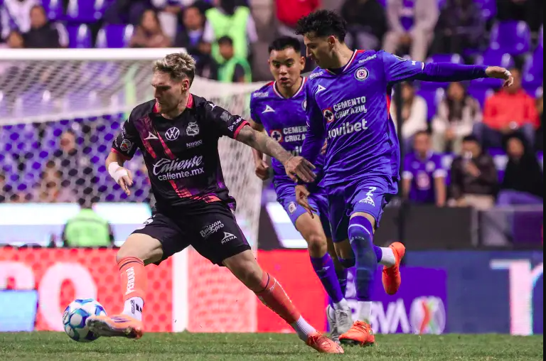 Cruz Azul le gana al Puebla con drama de VAR incluido