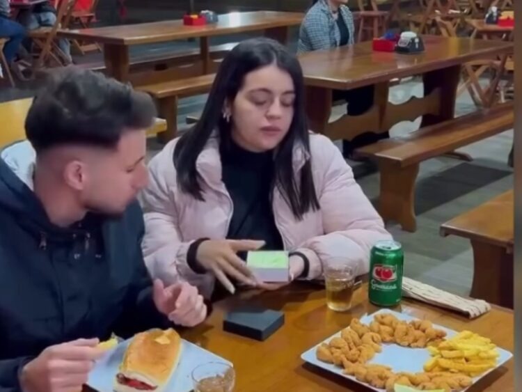 VIDEO: Joven pensó que recibiría anillo de compromiso, pero era mayonesa