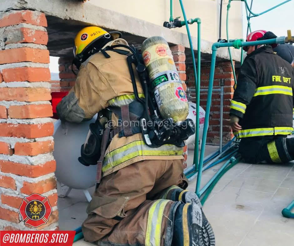 ¡Se evita tragedia! Oportuna intervención de Bomberos por fuga de gas en Santiago