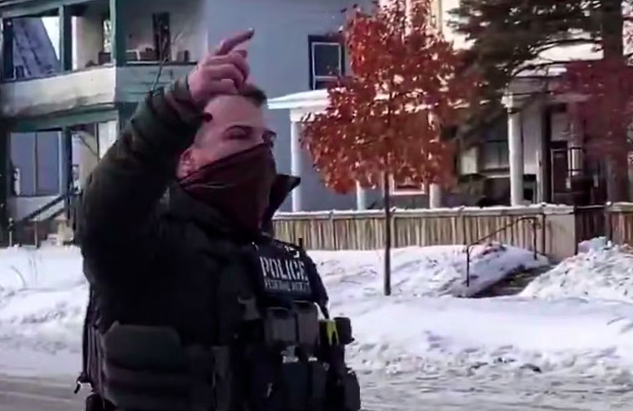 Identifican al agente de ICE vinculado al homicidio de una mujer en Minneapolis