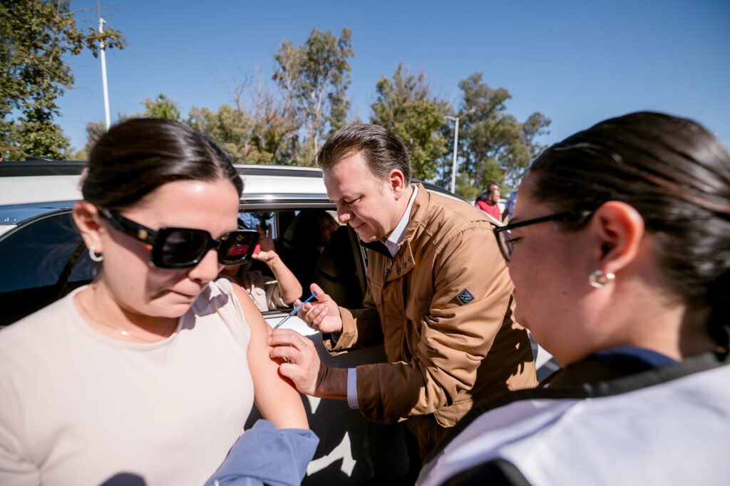 Vacunación gratuita drive-thru hoy en Durango; aplican influenza y COVID-19