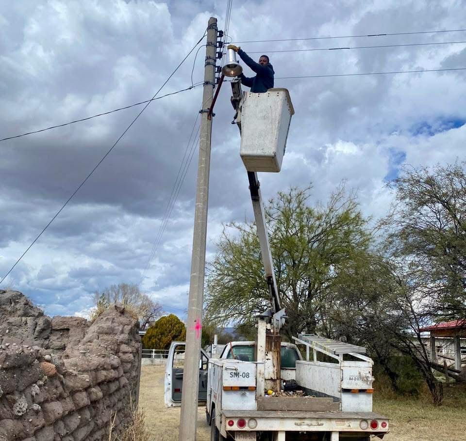 Refuerzan trabajos de alumbrado público en Santiago