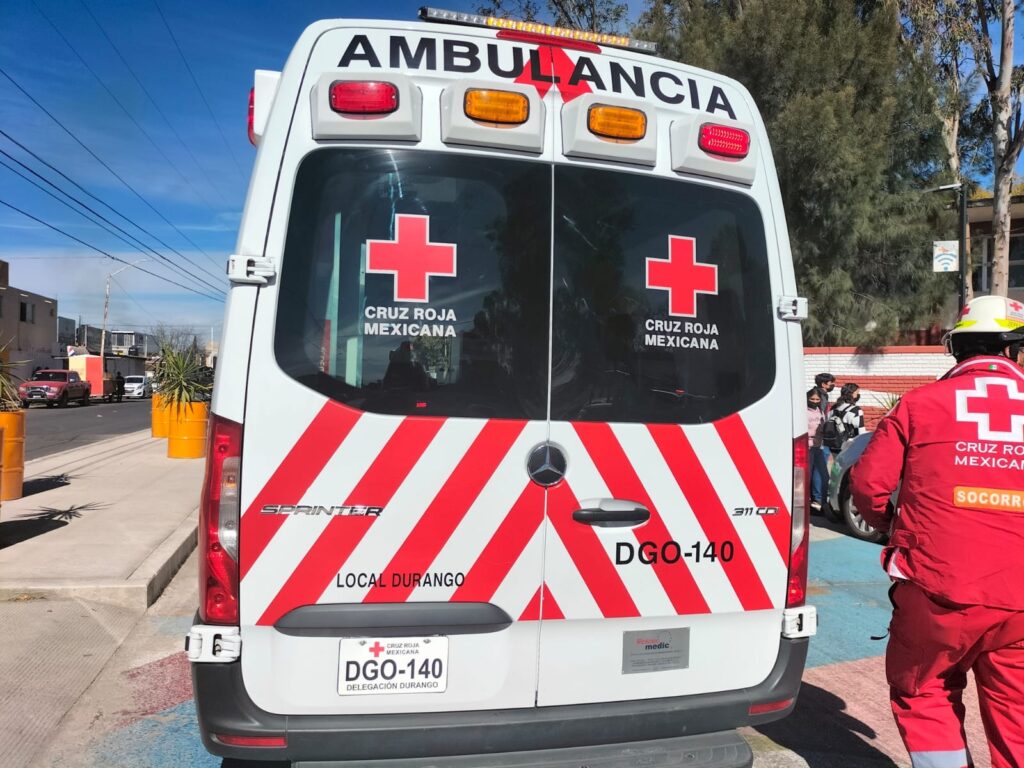 Mujer intentaba cruzar la calle cuando la atropellaron