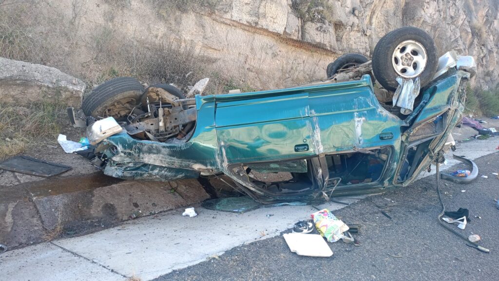 Mueren cuatro integrantes de una familia en volcadura sobre la Súper a Mazatlán