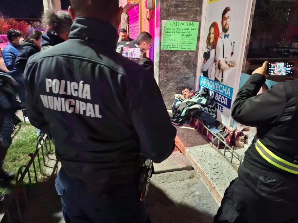 Ante el intenso frío protección civil y policía municipal rescatan a 25 personas