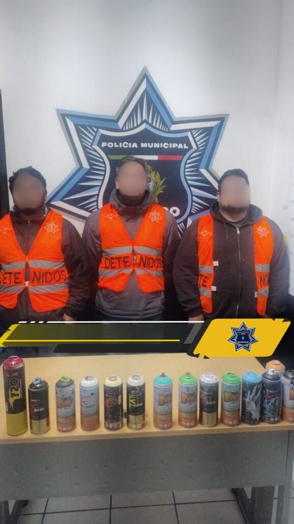 Acusados de vandalizar una vivienda la policía municipal detiene a tres individuos