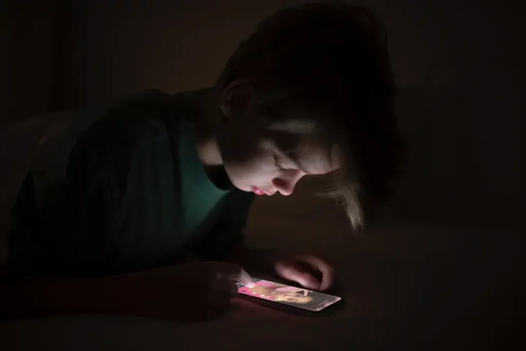 Llevan a juicio a redes sociales por causar adicciones en los niños