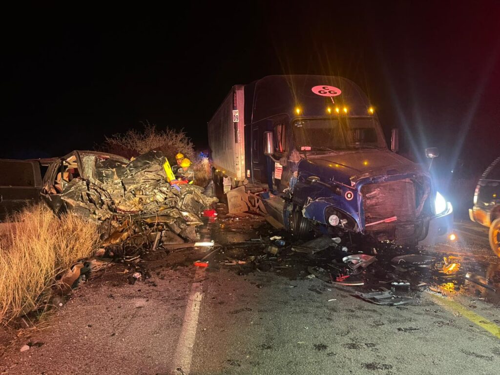 Trágico choque de camioneta que procedía de Parral contra tráiler que circulaba de Sinaloa a Chihuahua