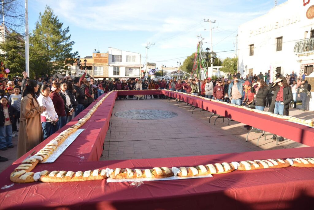 Celebran familias de Pueblo Nuevo la Mega Rosca de Reyes en la Plaza Municipal