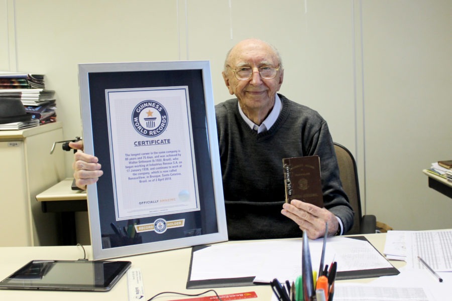 Hombre logra Récord Guinness tras cumplir 84 años trabajando en la misma empresa