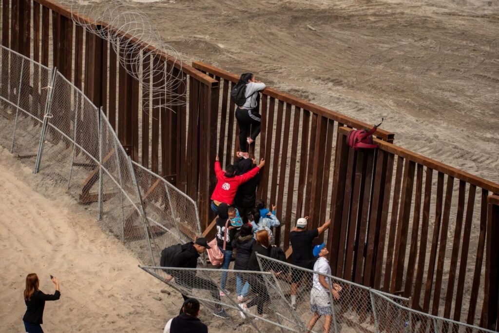 ‘Polleros’ promocionan supuestos cruces con escalera hacia EU