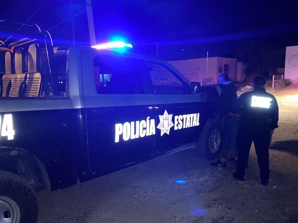 Hombre vestido de negro compró unos cerillos y se llevó la venta del día de un negocio