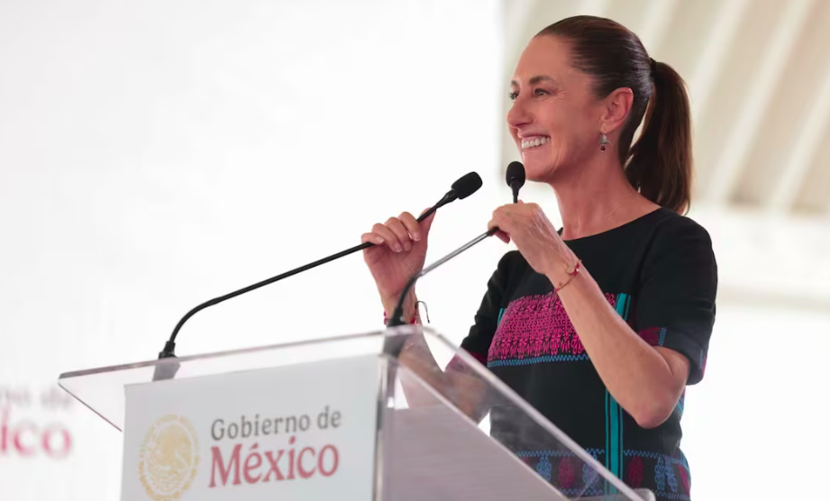 Sheinbaum entrega tarjetas de Bienestar en Michoacán y anuncia inversión histórica
