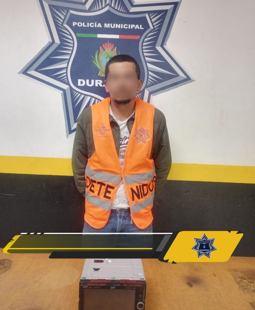 Deja sin equipo de sonido a un vehículo y lo detiene la policía