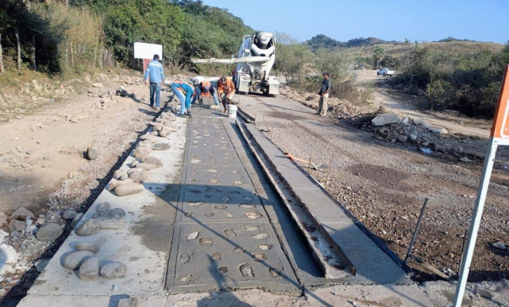 El Gobierno del Estado construye el camino que conecta a Huajicori con Quiviquinta