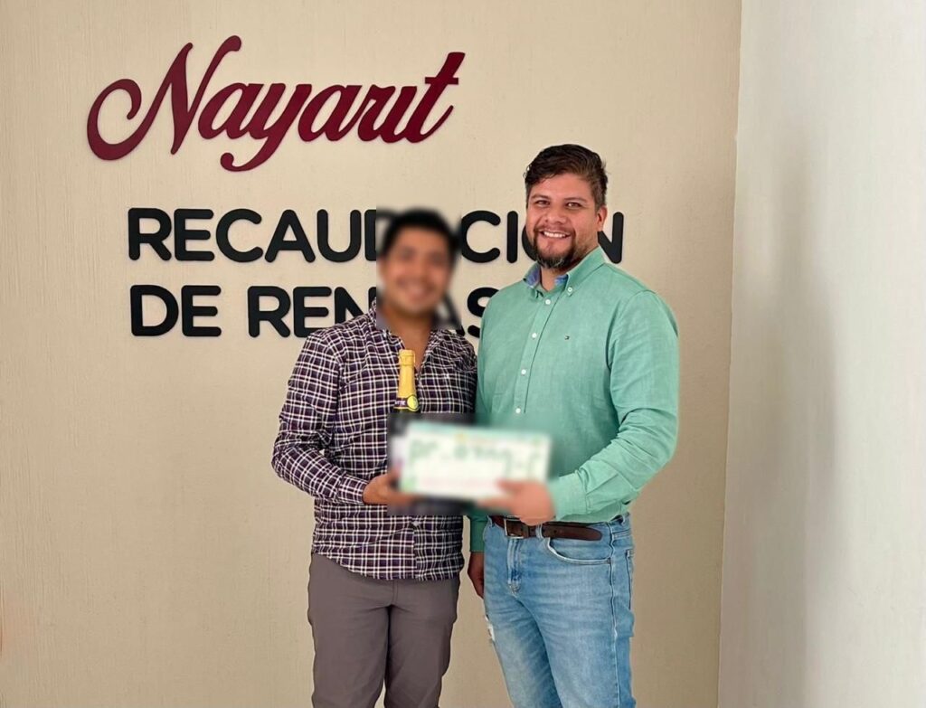 Tú como ellos ya puedes hacer el trámite de placas nuevas y obtener un 15% de descuento en el pago hasta el 31 de marzo.