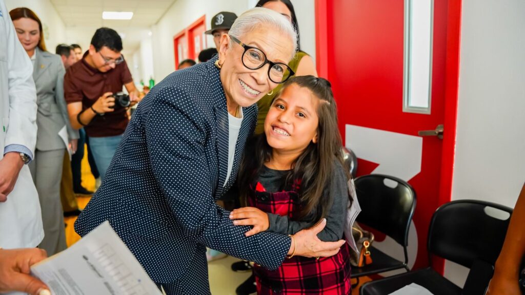 La presidenta del Sistema DIF Nayarit, doctora Beatriz Estrada Martínez, asistió a la activación de implantes cocleares