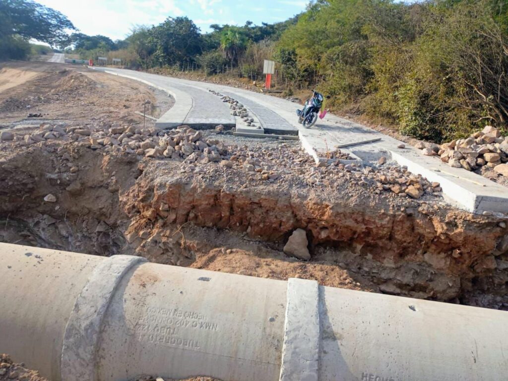 Mejora gobierno estatal el camino entre Quiviquinta y Huajicori