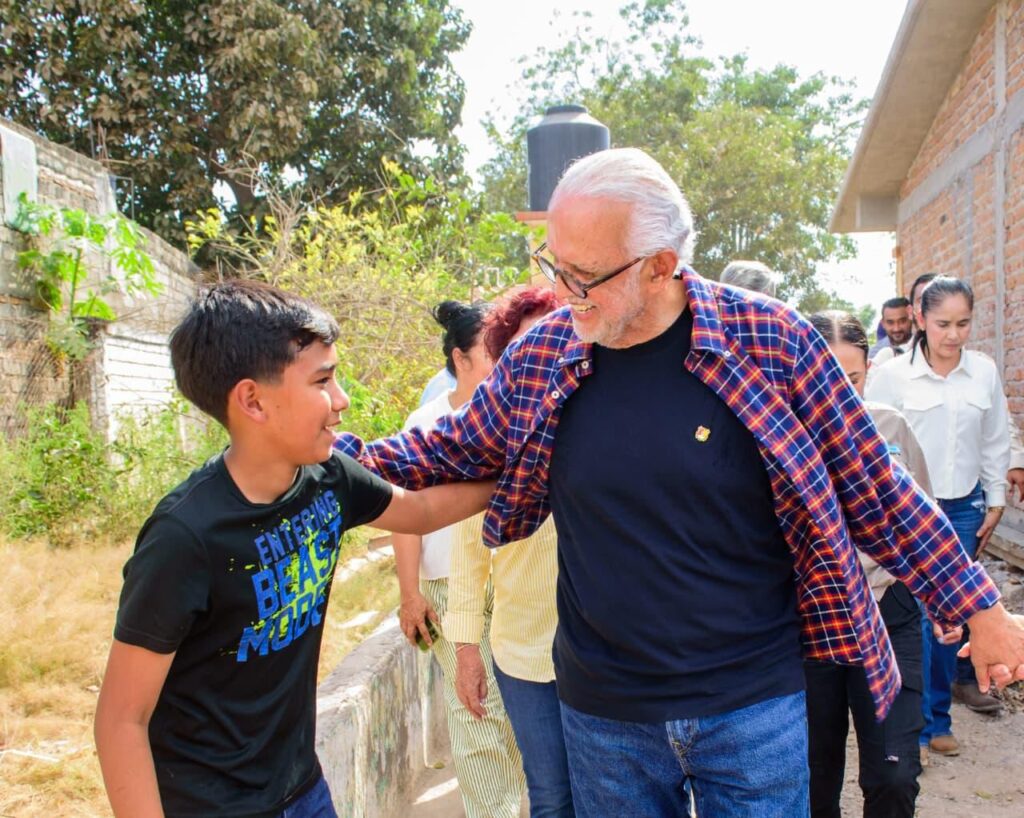 El gobernador expresó que invertir en escuelas fortalece el desarrollo de los estudiantes