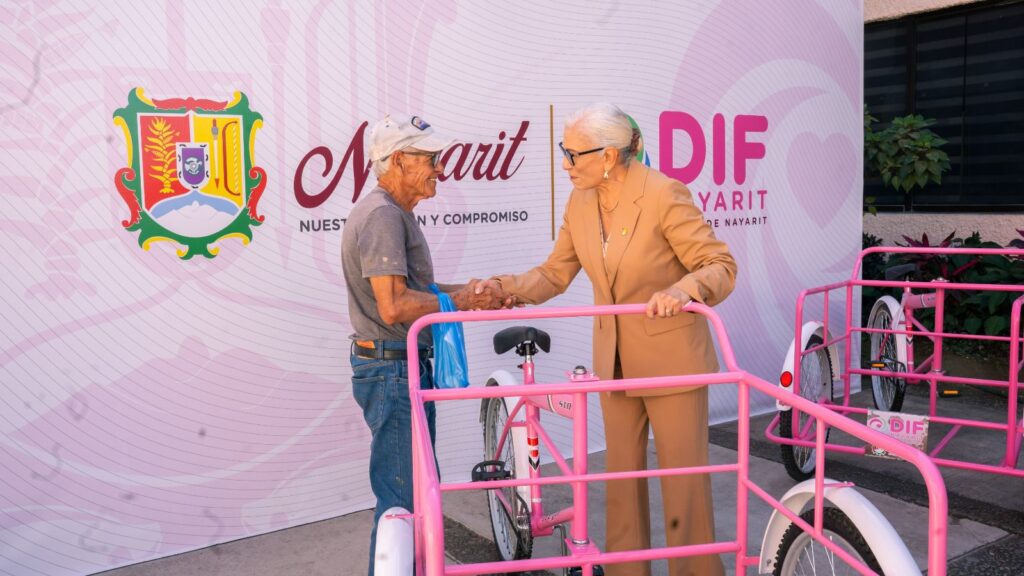 Beatriz Estrada brinda inclusión y bienestar con la entrega de aparatos de movilidad y triciclos de carga