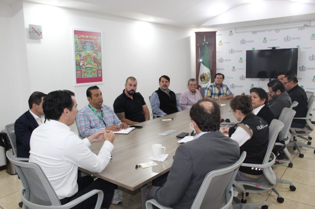 Acuerdan SETRAN y transportistas agenda para mejorar el transporte público en ciudades medias de Jalisco