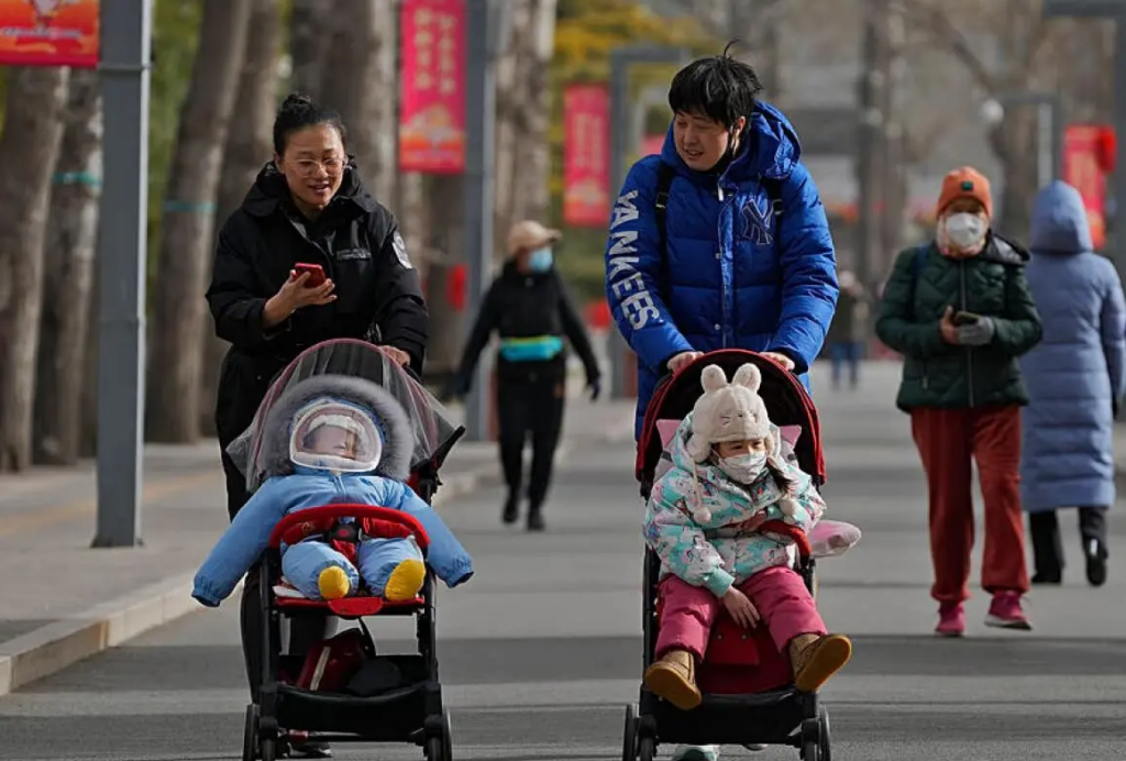 Población en China se reduce; registra récord negativo de natalidad