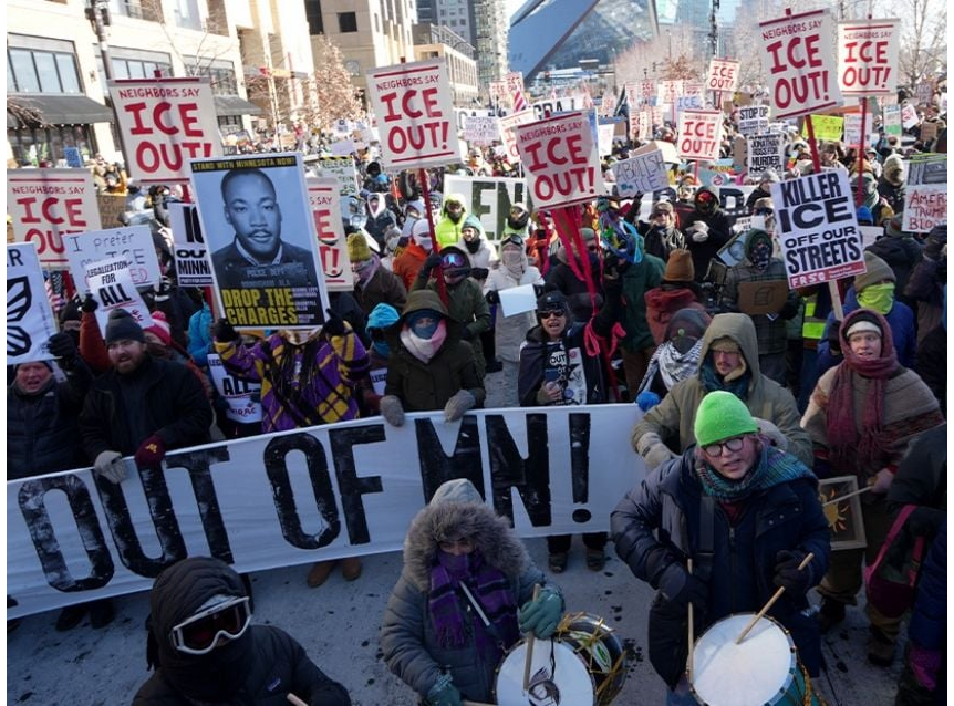 Arrestan a 100 clérigos por protestar contra redadas de ICE