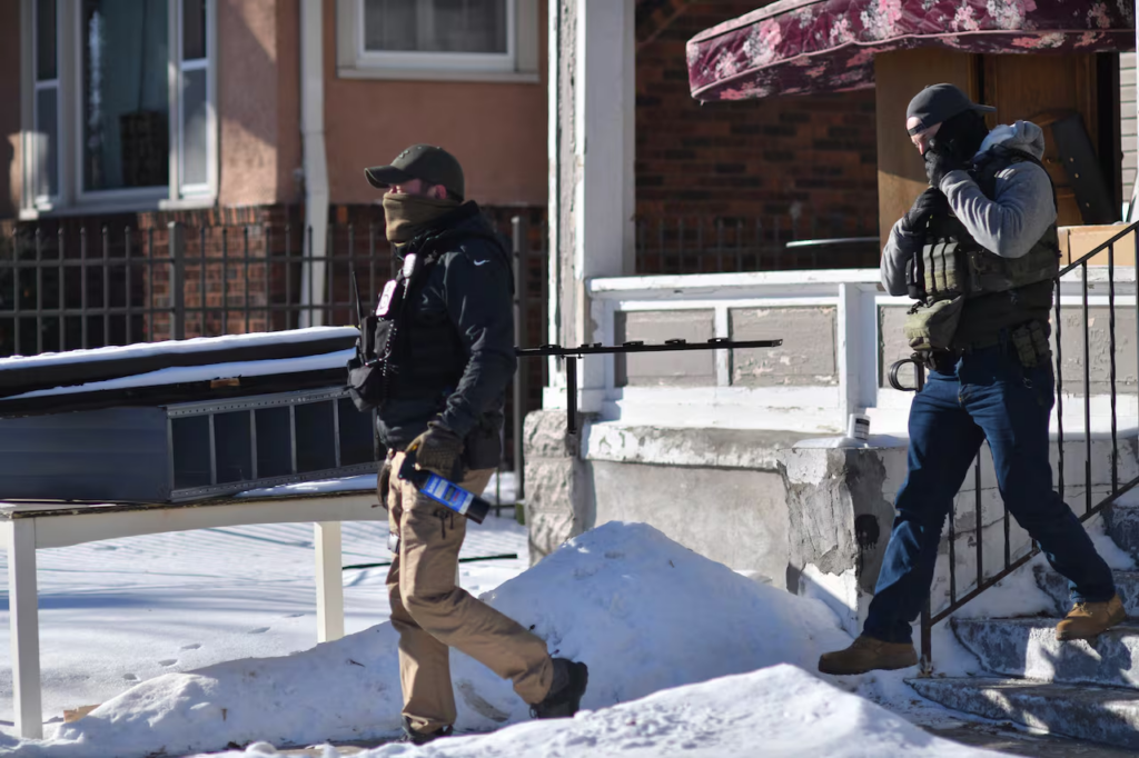 Confirma suspensión de agentes del ICE tras la muerte de un manifestante en Minnesota