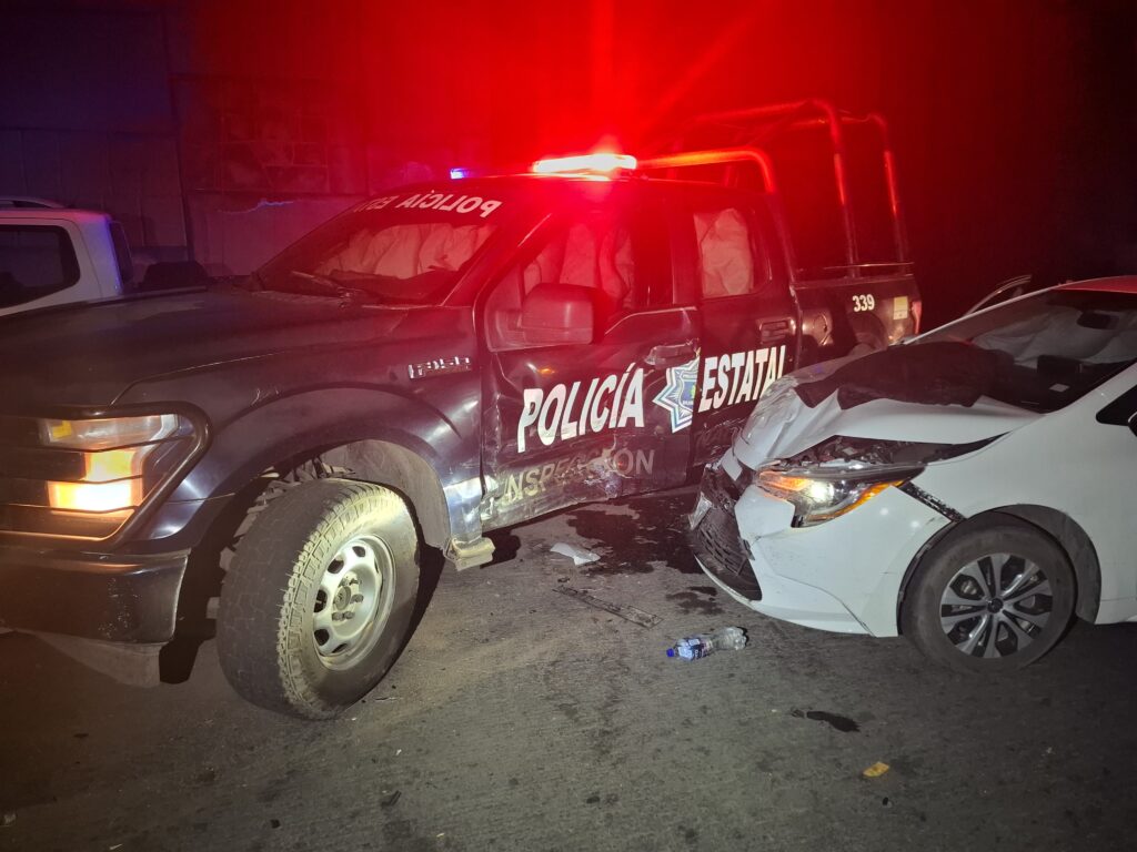 Alcoholizado trató de evadir punto de revisión, chocó contra patrullas y lesionó a un agente