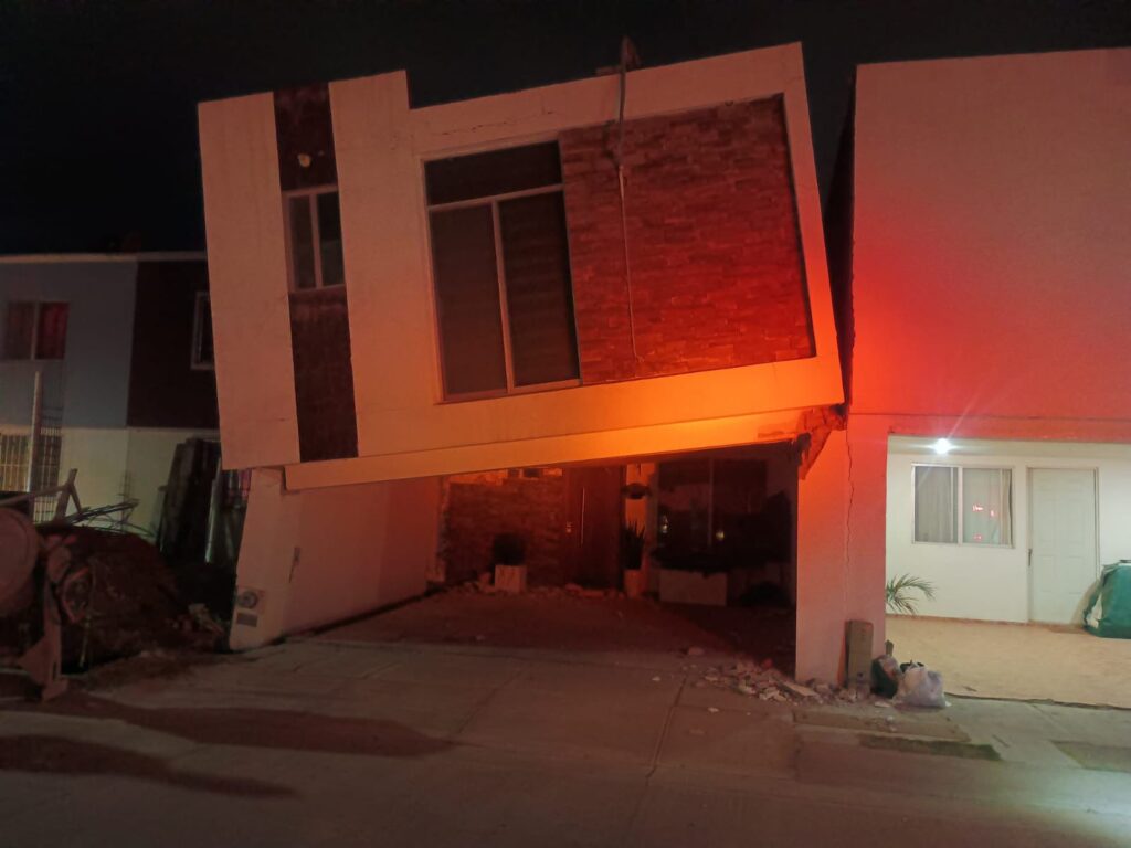 La casa de dos pisos que se resquebrajó en la madrugada de ayer no tiene cimientos