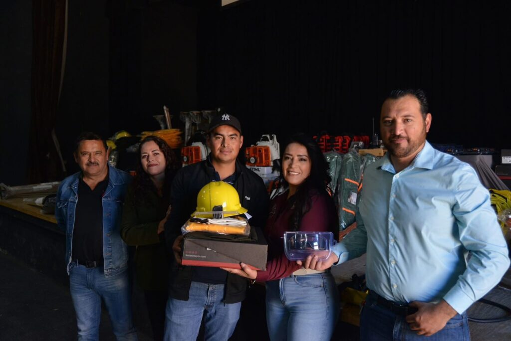 Entrega de equipo a brigadistas forestales
