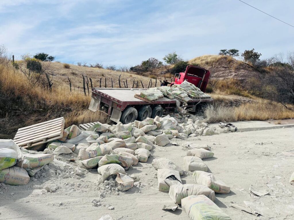 Vuelca tráiler cargado de cemento en la carretera a Santiago Papasquiaro