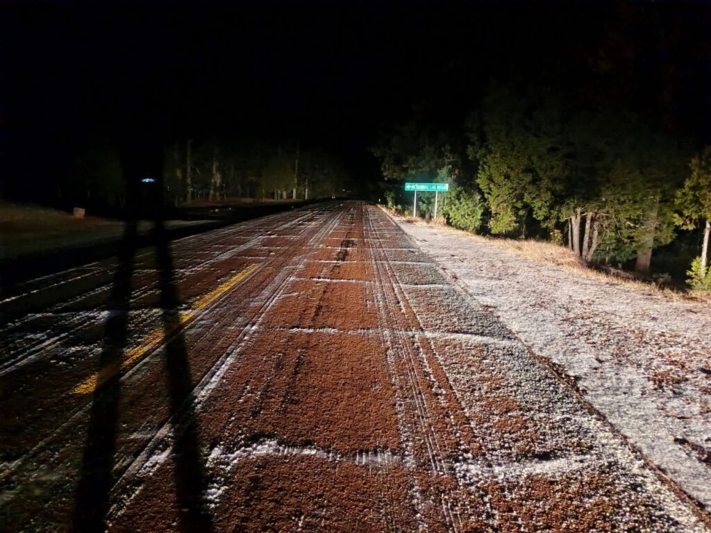 Autoridades alertan por tramo carretero congelado y bajas temperaturas