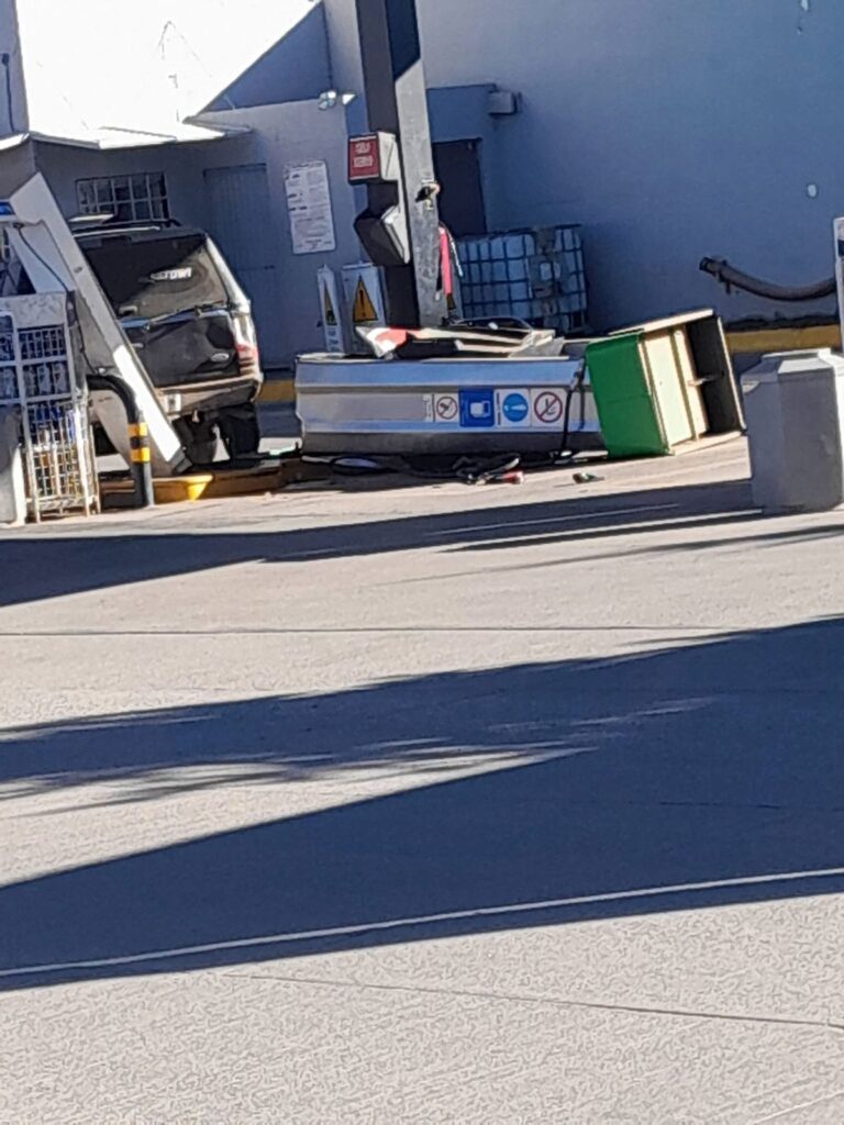 Fuerte choque en gasolinera de Guachochi provoca daños en bombas