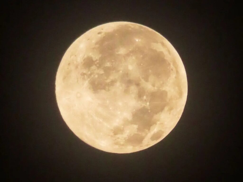 Científicos revelan el origen de las dos caras opuestas de la Luna