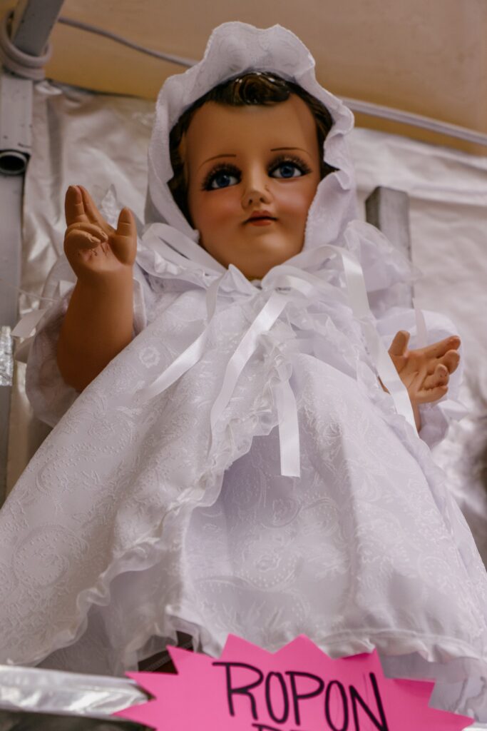 ENTRE FE Y MODA: LA ADVERTENCIA DE LA IGLESIA AL VESTIR AL NIÑO DIOS