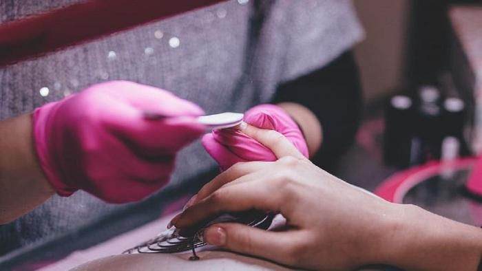 Manicurista revela la infidelidad de su clienta por accidente y se vuelve viral